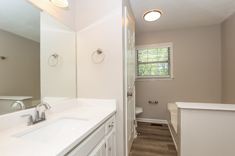 2,295/Mo, 386 Park Ct E La Vergne, TN 37086 Main Bathroom View