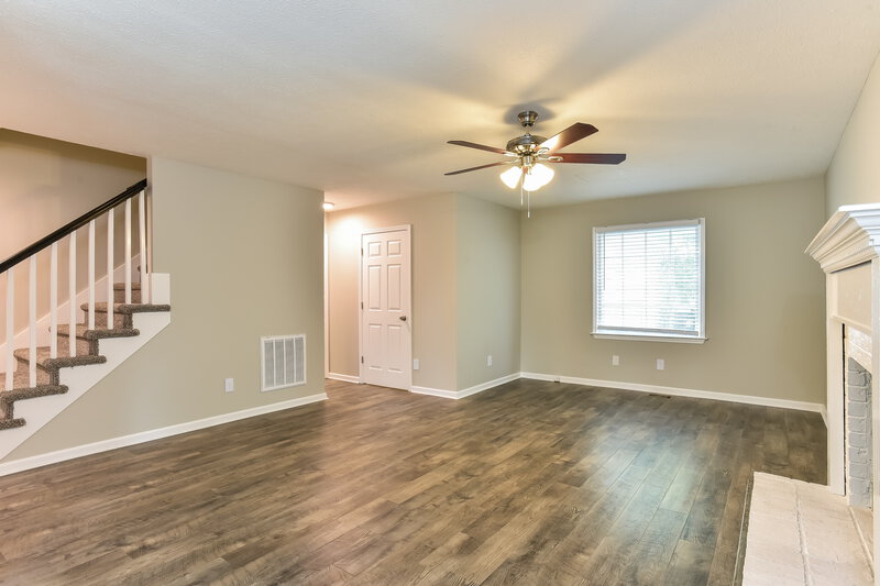 2,930/Mo, 1135 SE Broad St Murfreesboro, TN 37130 Living Room View 3