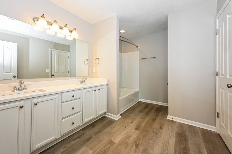 2,245/Mo, 336 Sarna Dr La Vergne, TN 37086 Main Bathroom View