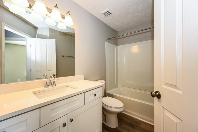 2,245/Mo, 336 Sarna Dr La Vergne, TN 37086 Bathroom View
