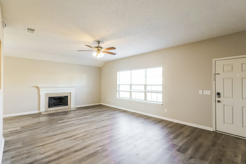 1,890/Mo, 327 Lake Forest Dr La Vergne, TN 37086 Living Room View