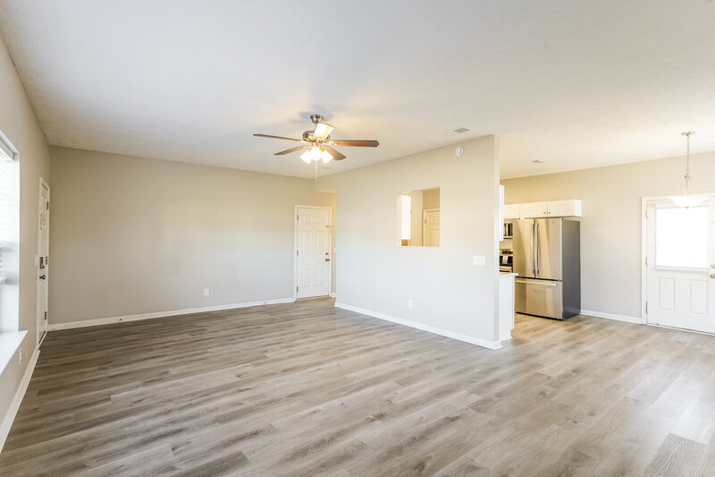 1,890/Mo, 327 Lake Forest Dr La Vergne, TN 37086 Living Room View 2