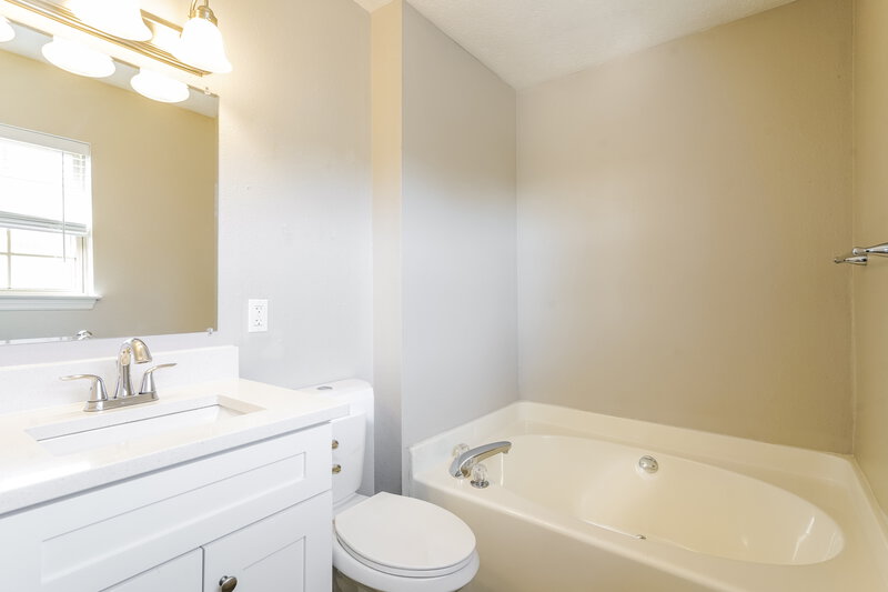 1,890/Mo, 327 Lake Forest Dr La Vergne, TN 37086 Main Bathroom View