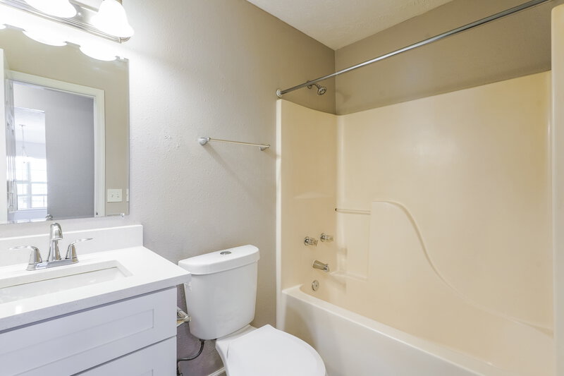 1,890/Mo, 327 Lake Forest Dr La Vergne, TN 37086 Bathroom View