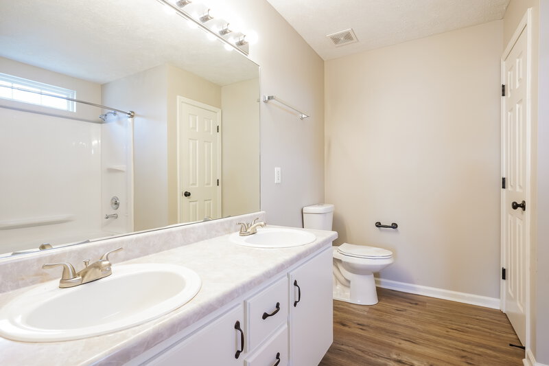 1,950/Mo, 706 Veneta View Dr Mount Juliet, TN 37122 Main Bathroom View