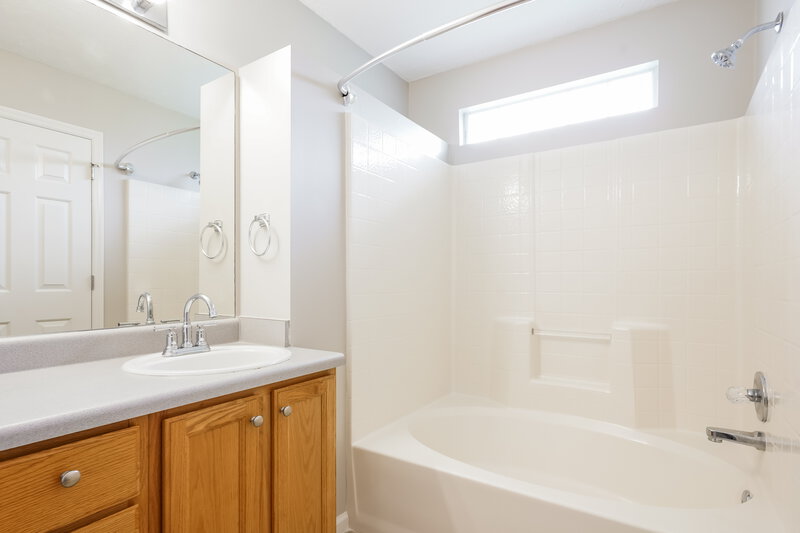 2,275/Mo, 3620 Burwick Pl Antioch, TN 37013 Main Bathroom View