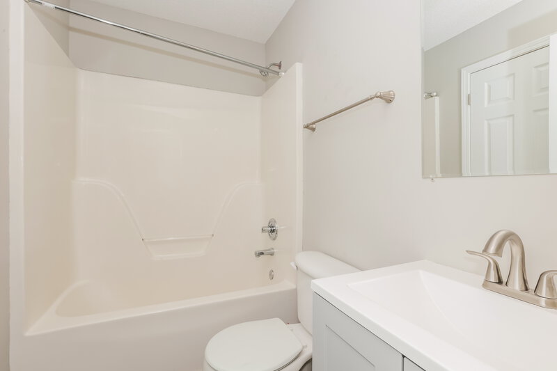 1,945/Mo, 1937 Edinburgh Ln Murfreesboro, TN 37130 Main Bathroom View 2