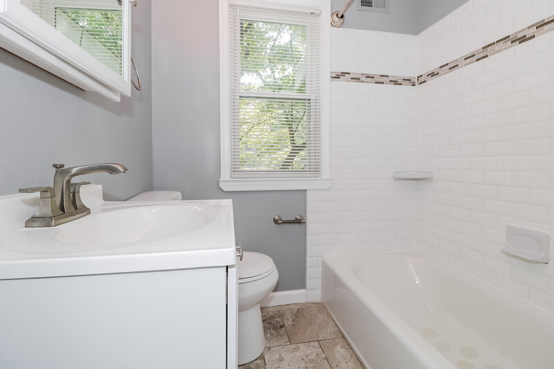 3,200/Mo, 429 W Pine St Audubon, NJ 08106 Main Bathroom View