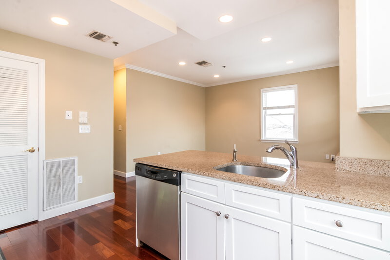 0/Mo, 620 38Th Street #604 Union City, NJ 07087 Kitchen View 4