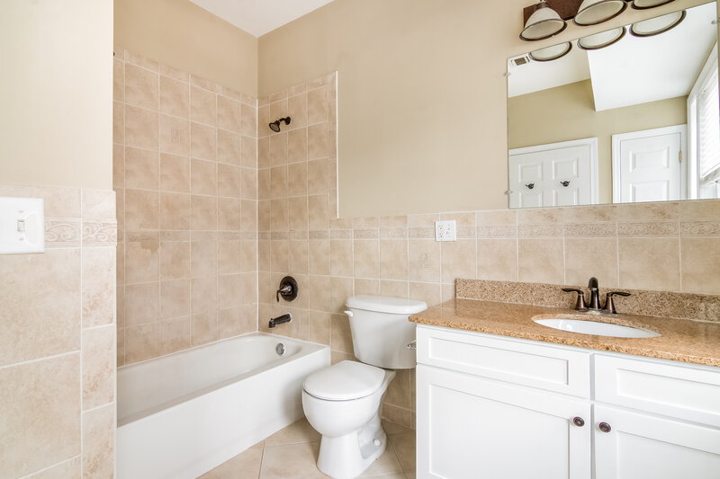 0/Mo, 620 38Th Street #604 Union City, NJ 07087 Main Bathroom View