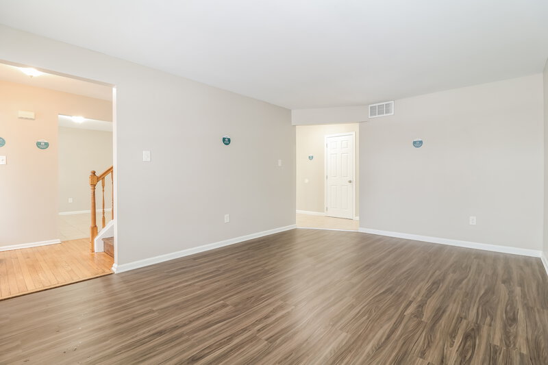 0/Mo, 733 Sage Hill Dr Deptford, NJ 08090 Living Room View