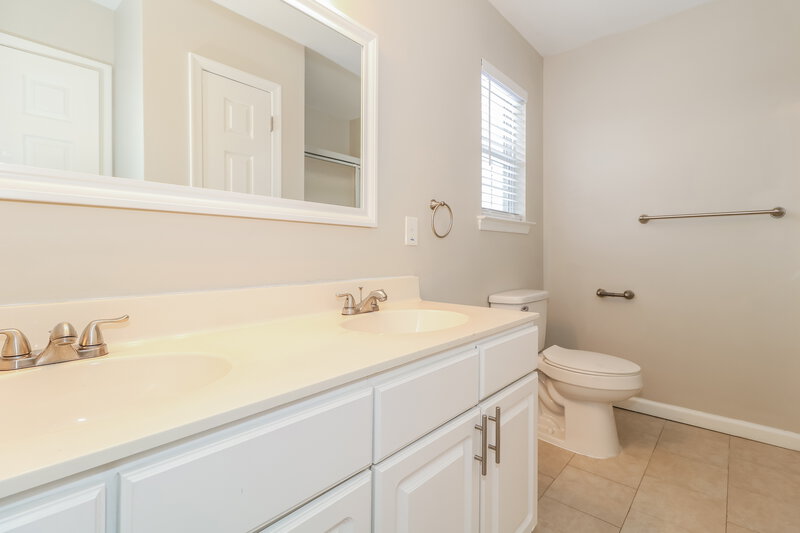 0/Mo, 733 Sage Hill Dr Deptford, NJ 08090 Main Bathroom View