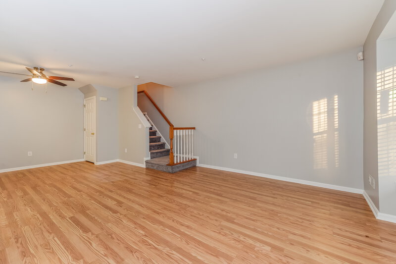 0/Mo, 2407 Beacon Hill Dr Sicklerville, NJ 08081 Living Room View 2