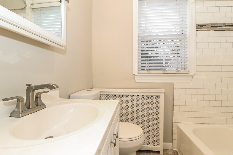 0/Mo, 3715 CAMDEN AVENUE Pennsauken, NJ 08110 Bathroom View