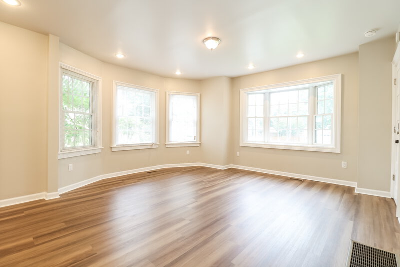 2,995/Mo, 314 3rd St Unit 1 Dunellen, NJ 08812 Living Room View 2