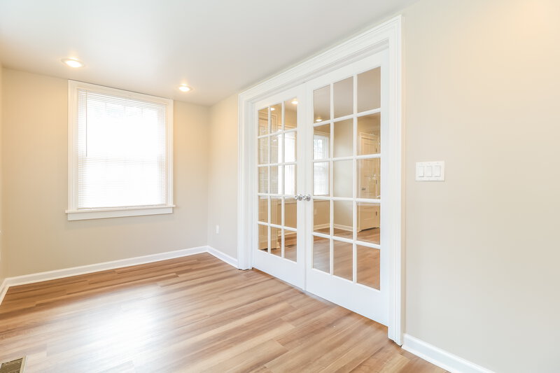2,995/Mo, 314 3rd St Unit 1 Dunellen, NJ 08812 Sun Room View