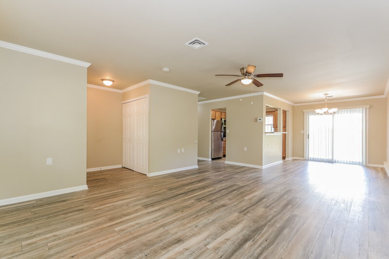 0/Mo, 80 Kingston Way Southampton, NJ 08088 Living Room View