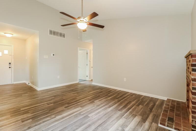 0/Mo, 244 Mantua Blvd Mantua, NJ 08051 Living Room View 2