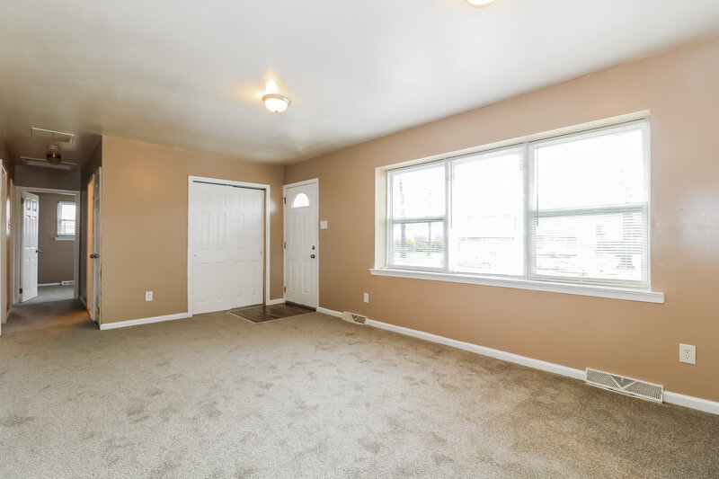 0/Mo, 250 Donna Dr Egg Harbor City, NJ 08215 Living Room View 2