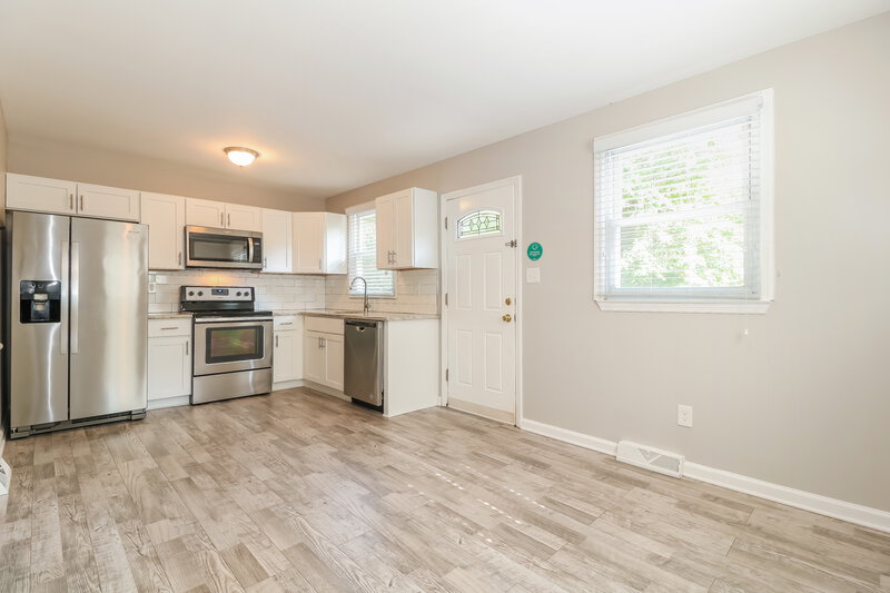 0/Mo, 804 Pine Ave Clayton, NJ 08312 Dining Room View