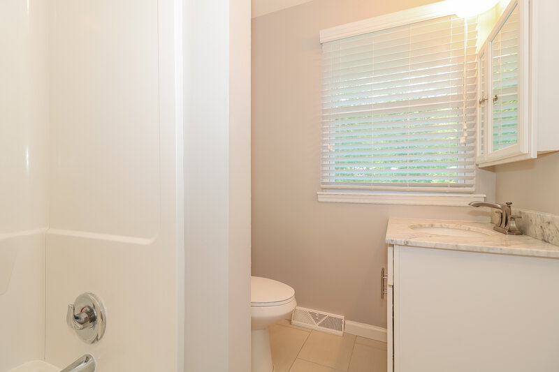 0/Mo, 804 Pine Ave Clayton, NJ 08312 Main Bathroom View