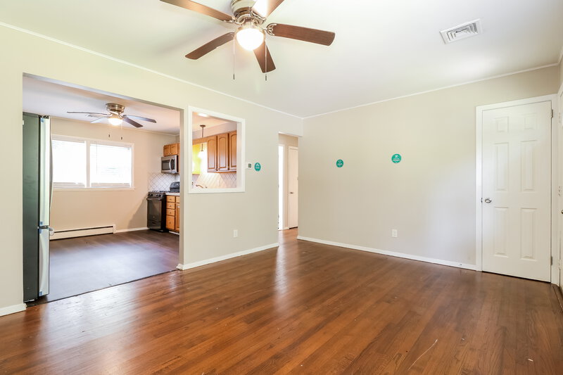 2,350/Mo, 12 LAWRENCE AVE Bayville, NJ 08721 Living Room View 2