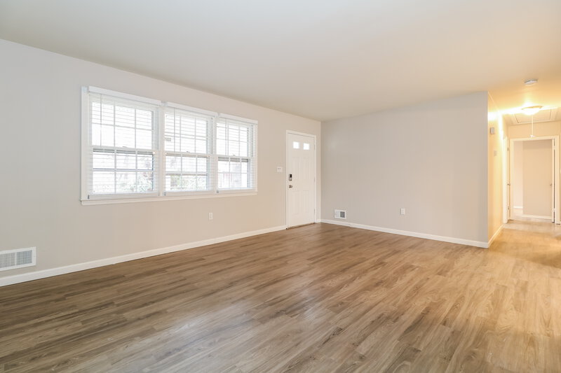 0/Mo, 48 Morton Ave Monroe Township, NJ 08831 Living Room View