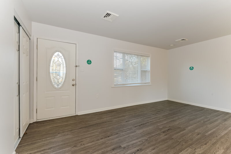 0/Mo, 202 Robin Rd Browns Mills, NJ 08015 Living Room View