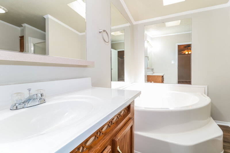 0/Mo, 110 Firth Drive Mantua, NJ 08051 Main Bathroom View