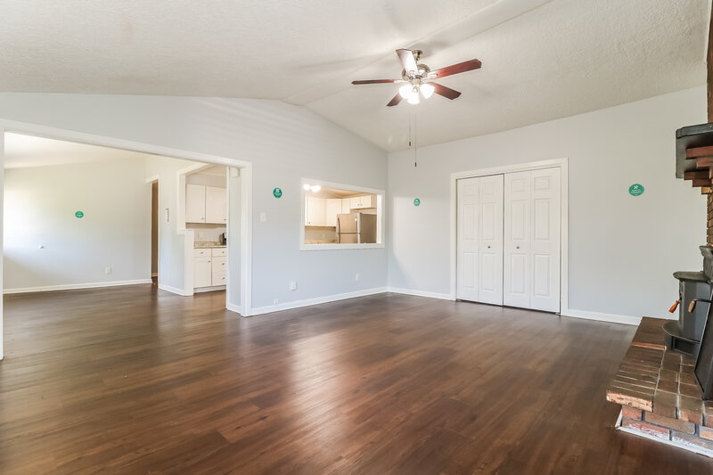 0/Mo, 315 COLLINS LN Maple Shade, NJ 08052 Living Room View