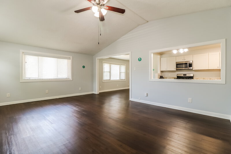 0/Mo, 315 COLLINS LN Maple Shade, NJ 08052 Living Room View 2