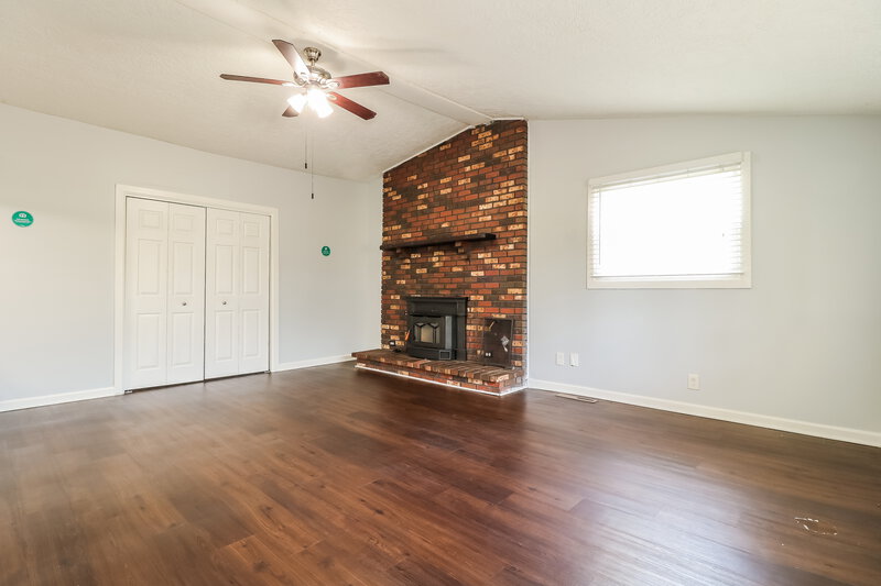 0/Mo, 315 COLLINS LN Maple Shade, NJ 08052 Living Room View 3