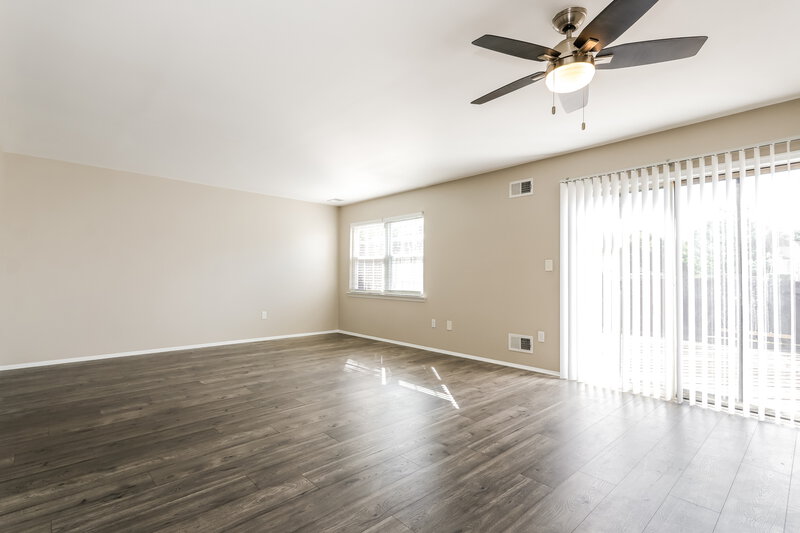 2,825/Mo, 28 KENNEBEC CT Bordentown, NJ 08505 Living Room View 2