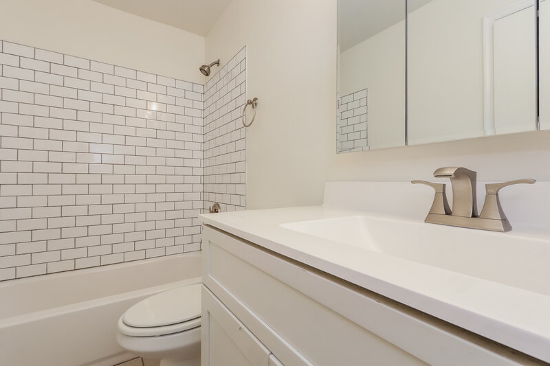 2,825/Mo, 28 KENNEBEC CT Bordentown, NJ 08505 Main Bathroom View