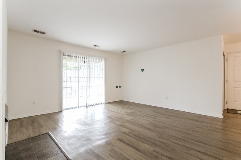 0/Mo, 4915 Winterbury Dr Mays Landing, NJ 08330 Living Room View 2