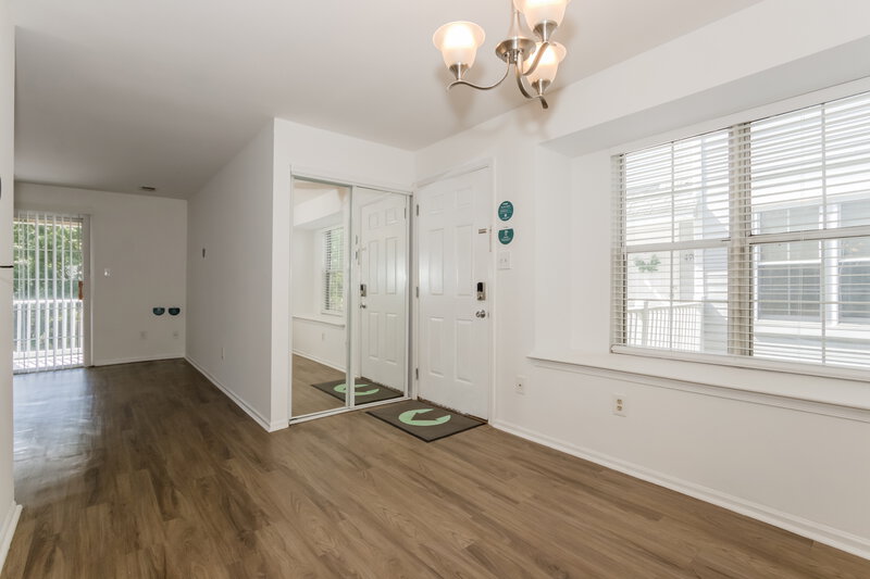 0/Mo, 4915 Winterbury Dr Mays Landing, NJ 08330 Dining Room View 3