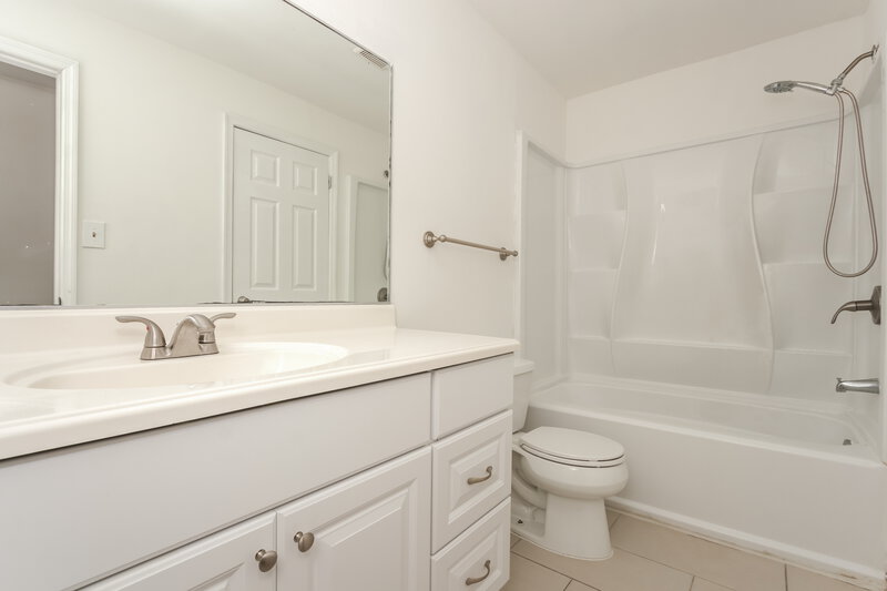 0/Mo, 4915 Winterbury Dr Mays Landing, NJ 08330 Main Bathroom View