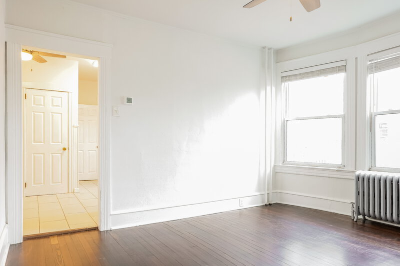 0/Mo, 9 W Crescent Blvd Collingswood, NJ 08108 Dining Room View