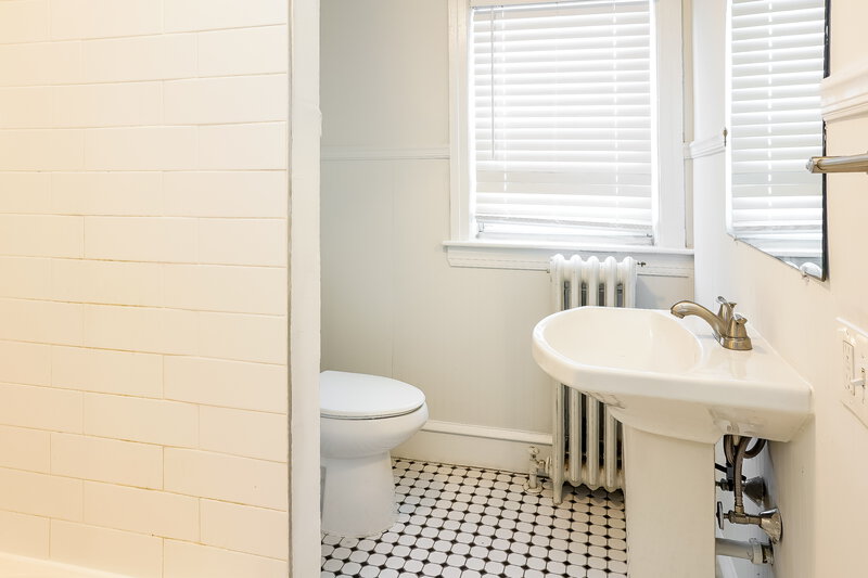 0/Mo, 9 W Crescent Blvd Collingswood, NJ 08108 Bathroom View