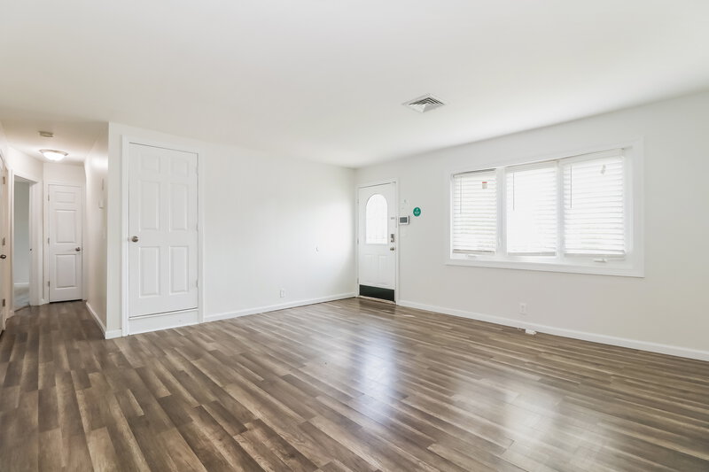 0/Mo, 83 Marion St Carteret, NJ 07008 Living Room View
