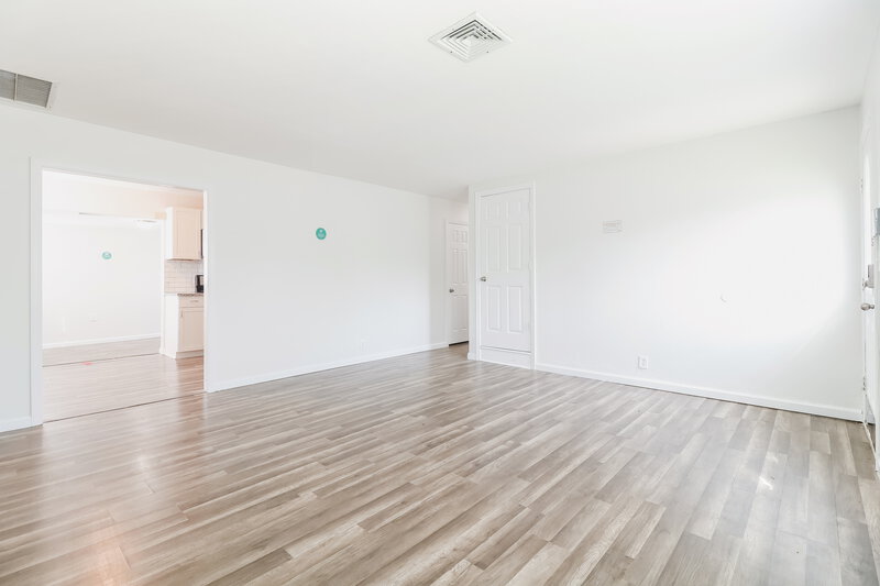 0/Mo, 83 Marion St Carteret, NJ 07008 Living Room View 2