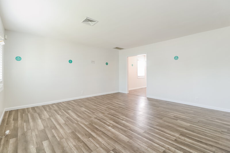 0/Mo, 83 Marion St Carteret, NJ 07008 Living Room View 3