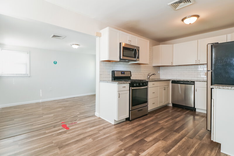 0/Mo, 83 Marion St Carteret, NJ 07008 Dining Room View