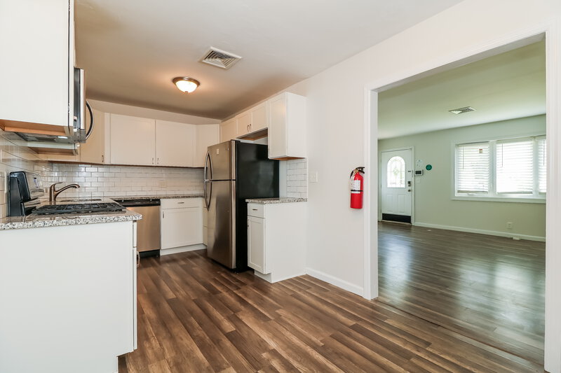 0/Mo, 83 Marion St Carteret, NJ 07008 Kitchen View 2