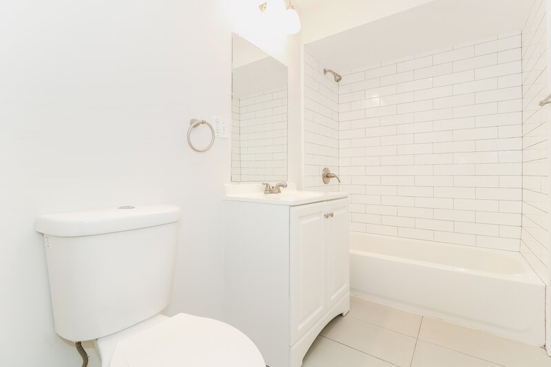 0/Mo, 83 Marion St Carteret, NJ 07008 Main Bathroom View