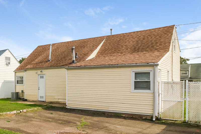 0/Mo, 83 Marion St Carteret, NJ 07008 Rear View