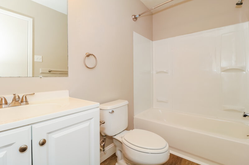 0/Mo, 2442 Pliner Ct Atco, NJ 08004 Main Bathroom View
