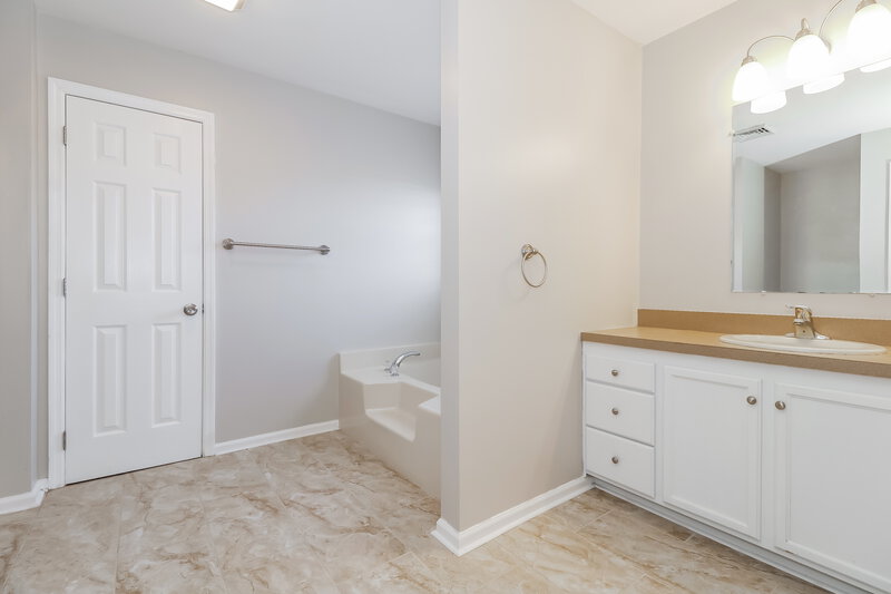 0/Mo, 10 Euclid Drive Absecon, NJ 08201 Main Bathroom View