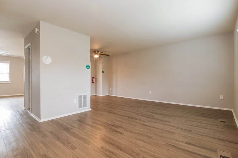 0/Mo, 159 RIVA DR Hackettstown, NJ 07840 Living Room View 3