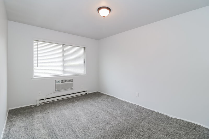 0/Mo, 740 Vose Avenue C-5 Orange, NJ 07050 Dining Room View